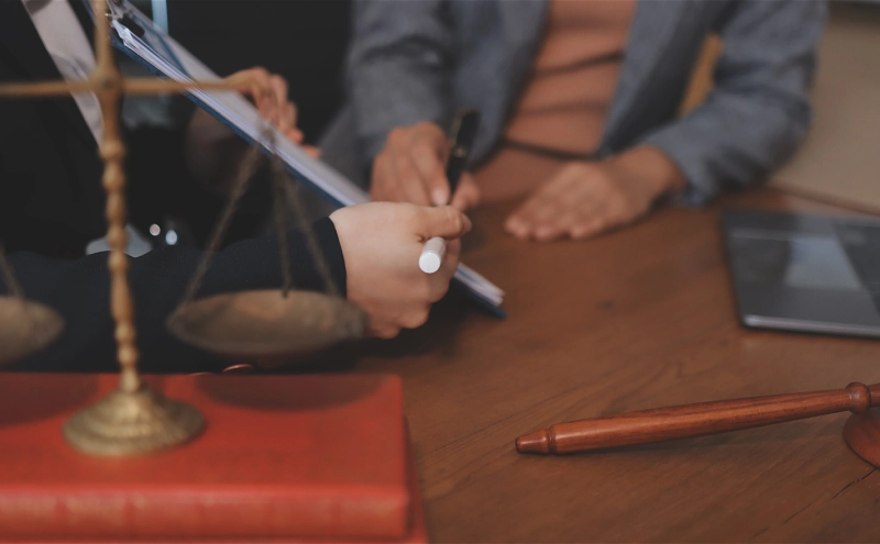 An estate planning lawyer helping a client with the process of updating their will.